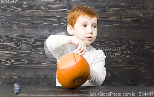 Image of little boy cut a pumpkin