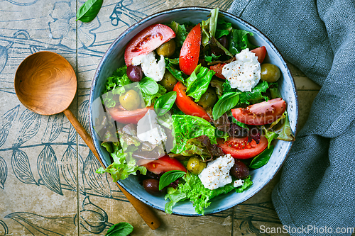 Image of Burrata salad with tomatoes, olives and salad mix