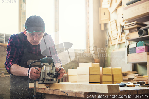 Image of Worker grinds the wood box