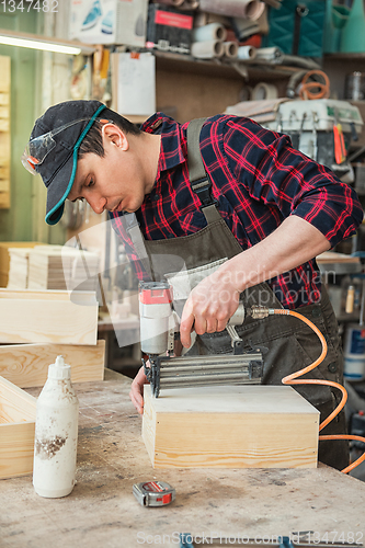 Image of Worker making the wood box