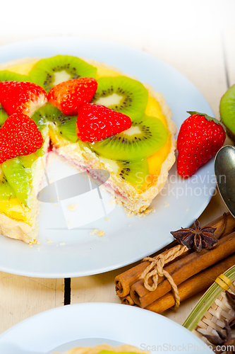 Image of kiwi and strawberry pie tart