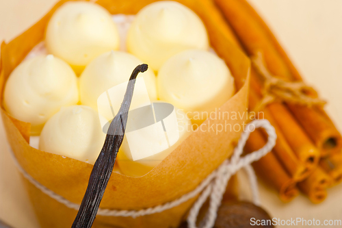 Image of vanilla and spice cream cake dessert