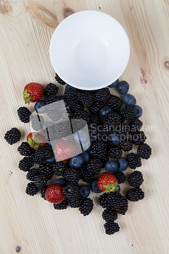 Image of blueberries, blackberries and strawberries on the table