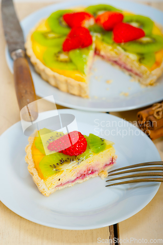 Image of kiwi and strawberry pie tart