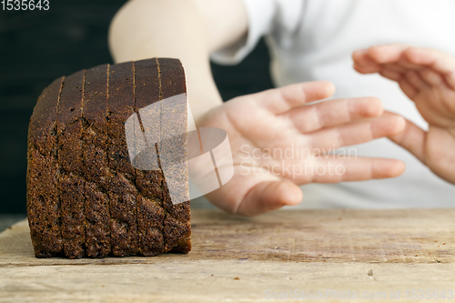 Image of sliced black rye bread