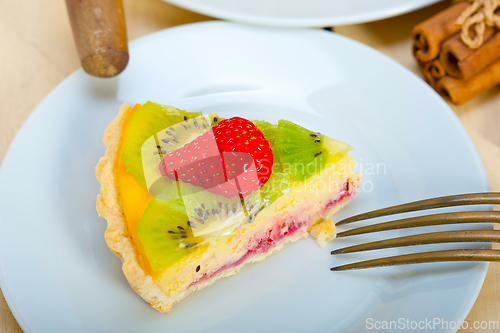 Image of kiwi and strawberry pie tart