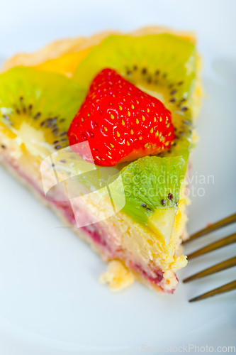Image of kiwi and strawberry pie tart