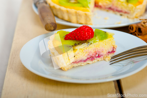 Image of kiwi and strawberry pie tart