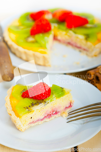 Image of kiwi and strawberry pie tart