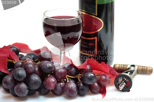 Image of Glass of red wine and grapes