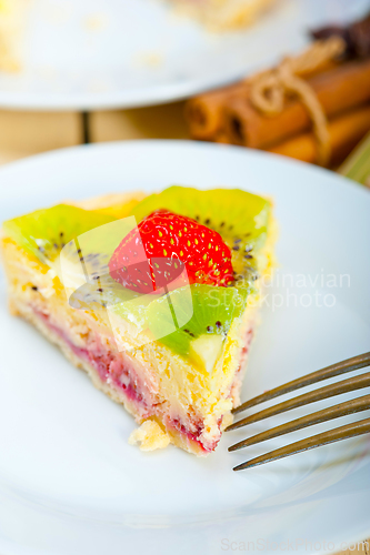 Image of kiwi and strawberry pie tart