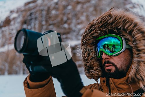 Image of A photographer in the cold Skavdinava regions tries to take a photo for journalism in a strong winter storm