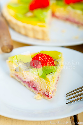 Image of kiwi and strawberry pie tart