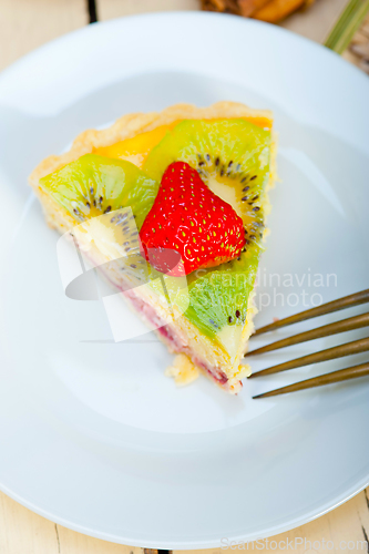 Image of kiwi and strawberry pie tart