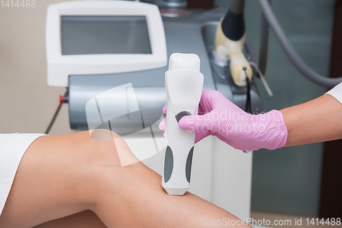 Image of Specialist makes skin tone measurements on a womans leg