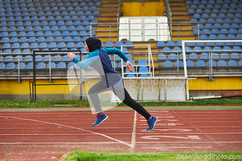 Image of A muslim woman in a burqa sports muslim clothes running on a marathon course and preparing for upcoming competitions