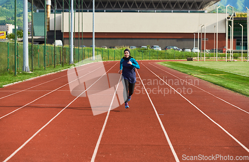 Image of A muslim woman in a burqa sports muslim clothes running on a marathon course and preparing for upcoming competitions