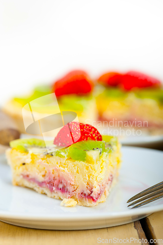 Image of kiwi and strawberry pie tart