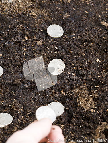 Image of the hand of a man with coins