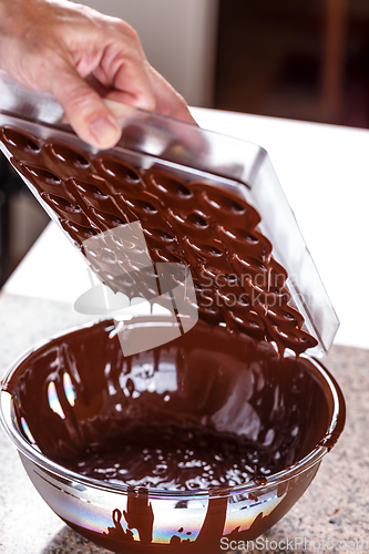 Image of Baker pours chocolate