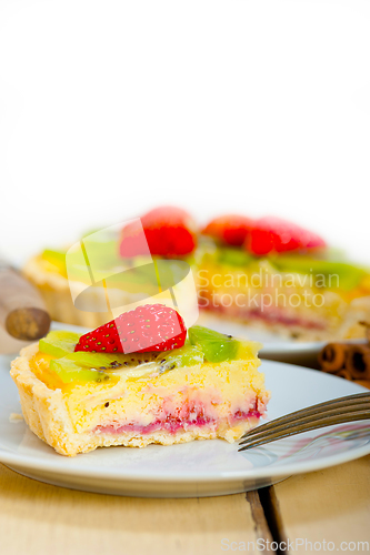 Image of kiwi and strawberry pie tart