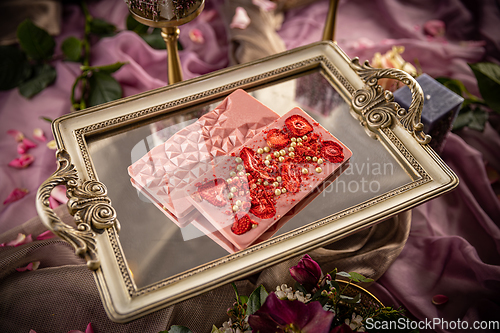 Image of Homemade chocolate bars with lyophilized strawberry