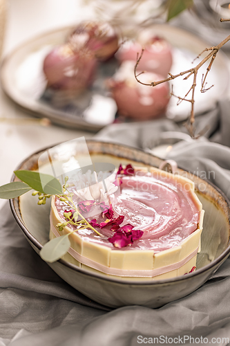 Image of Small cake with flower decoration