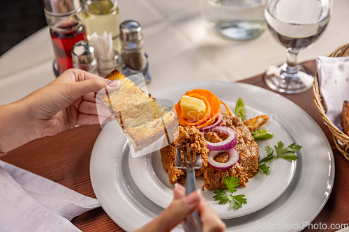 Image of Beefsteak tartar with red onion rings