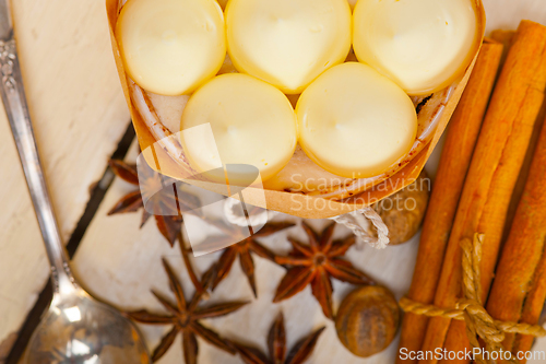 Image of vanilla and spice cream cake dessert