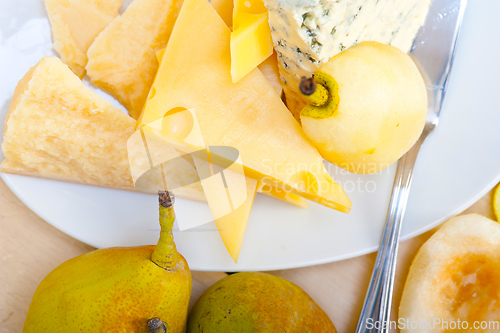 Image of fresh pears and cheese