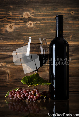 Image of Red wine and grapes