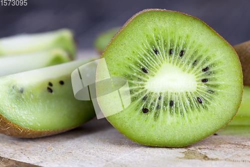 Image of cut into pieces of green kiwi fruit