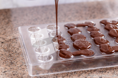 Image of Pour liquid chocolate