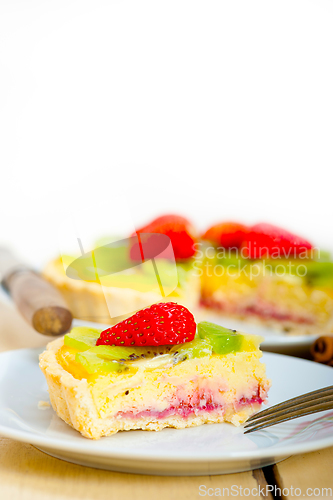 Image of kiwi and strawberry pie tart