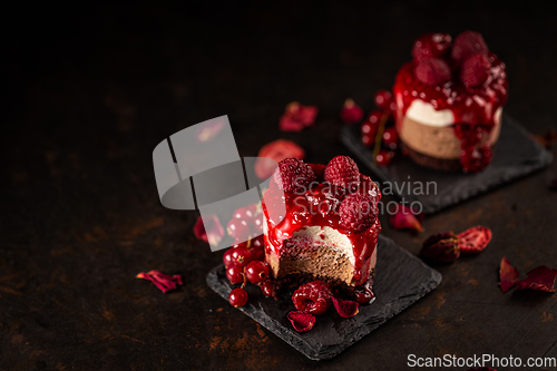 Image of Mini round cake with raspberry