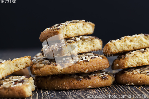 Image of broken oatmeal-wheat cookies