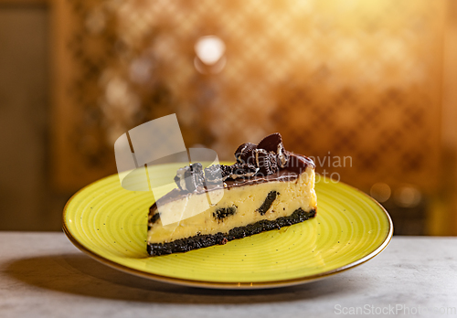 Image of Creamy cheesecake with chocolate cookies