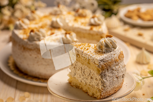 Image of Vanilla cake with whipped cream