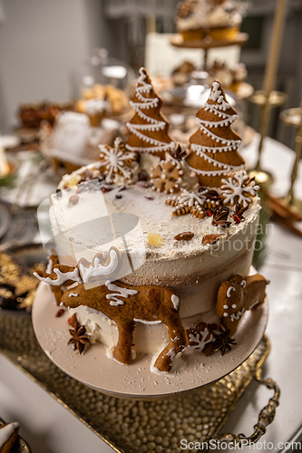 Image of Christmas cake decorated with gingerbread cookies