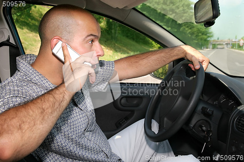 Image of mobil phone during driving