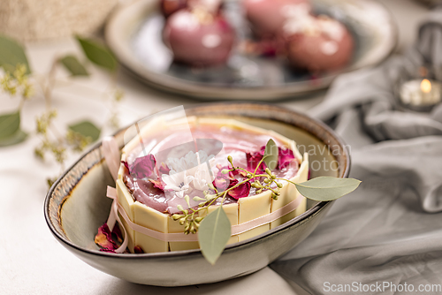 Image of Small cake with flower decoration