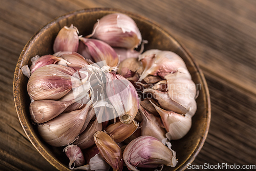 Image of Garlic in a wooden bowl