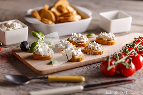 Image of Cottage cheese with whole wheat rolls