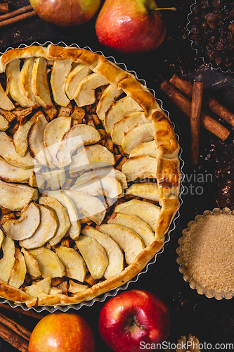 Image of Spices and apples around tart