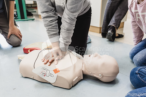 Image of First aid resuscitation course using AED.