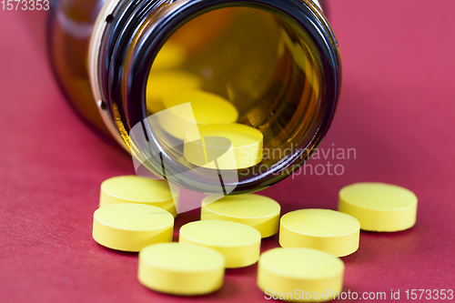 Image of a large number of yellow tablets