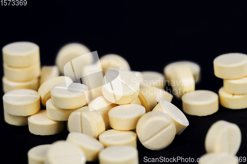 Image of a large number of yellow tablets