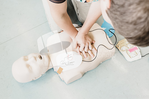 Image of First aid resuscitation course using AED.