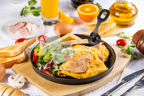 Image of Omelet with ham and salad