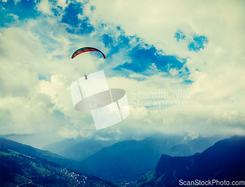 Image of Paraplane in sky above mountains
